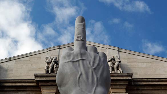La escultura 'Mano tullida' del escultor Maurizio Cattelan, frente a la Bolsa de Milán. La escultura 'Mano tullida' del escultor Maurizio Cattelan, frente a la Bolsa de Milán.