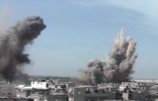 Los tanques israel&iacute;es apoyados por la aviaci&oacute;n siguen estrechando el cerco a la ciudad de Gaza