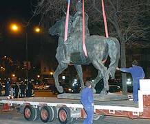 Se retira la estatua de Franco de Nuevos Ministerios. Se retira la estatua de Franco de Nuevos Ministerios.