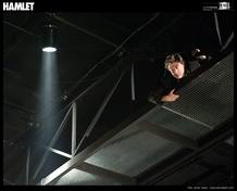 Se utilizan todas las posibilidades del espacio teatral.Imagen de Alberto San Juan en la escena 17 Se utilizan todas las posibilidades del espacio teatral.Imagen de Alberto San Juan en la escena 17