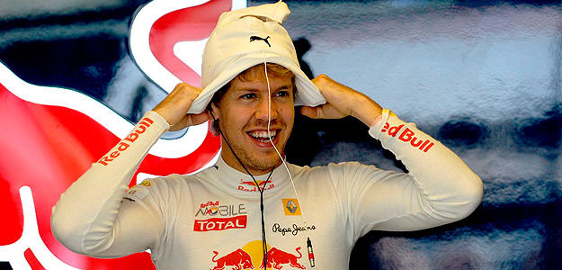 El piloto alemán de Fórmula Uno Sebastian Vettel, de la escudería Red Bull, se prepara para participar en la primera sesión de entrenamientos libres en el circuito Hungaroring El piloto alemán de Fórmula Uno Sebastian Vettel, de la escudería Red Bull, se prepara para participar en la primera sesión de entrenamientos libres en el circuito Hungaroring