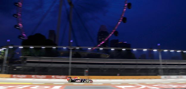Sebastian Vettel en la primera sesión de entrenamientos libres del GP de Singapur Sebastian Vettel en la primera sesión de entrenamientos libres del GP de Singapur