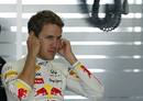 Sebastian Vettel se pone los tapones antes de salir a competir en este Mundial de F&oacute;rmula 1 2011.