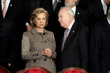 La secretaria de Estado norteamericana, Hillary Clinton, habla con el ministro de Asuntos Exteriores espa&ntilde;ol, Miguel &Aacute;ngel Moratinos, durante la Conferencia de Londres sobre Afganist&aacute;n.