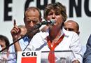La secretaria general de la CGIL, Susanna Camusso, se dirige a los manifestantes