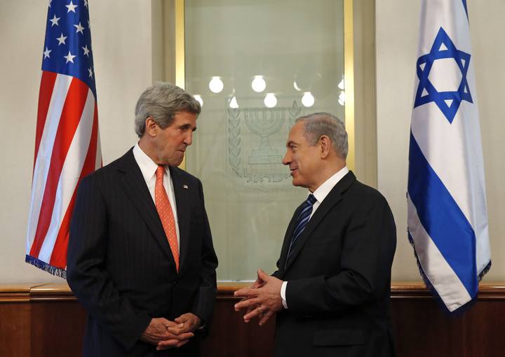 El secretario de Estado de EE.UU, John Kerry (izda) junto al primer ministro israel&iacute;, Benjam&iacute;n Netanyahu