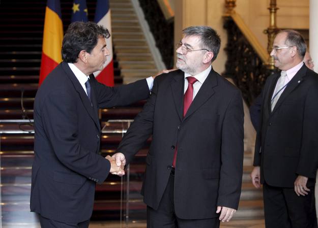 El secretario de Estado franc&eacute;s de Asuntos Europeos, Pierre Lellouche y el secretario de Estado rumano para la integraci&oacute;n de los gitanos, Valentin Mocanu.