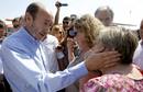 El secretario general del PSOE, Alfredo P&eacute;rez Rubalcaba consuela a unas afectadas por el incendio.