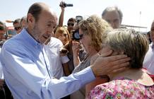 El secretario general del PSOE, Alfredo P&eacute;rez Rubalcaba consuela a unas afectadas por el incendio.
