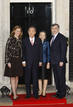 El secretario general de la ONU, Ban Ki-moon, y su mujer Yoo son recibidos por el primer ministro brit&aacute;nico Gordon Brown y su esposa Sarah