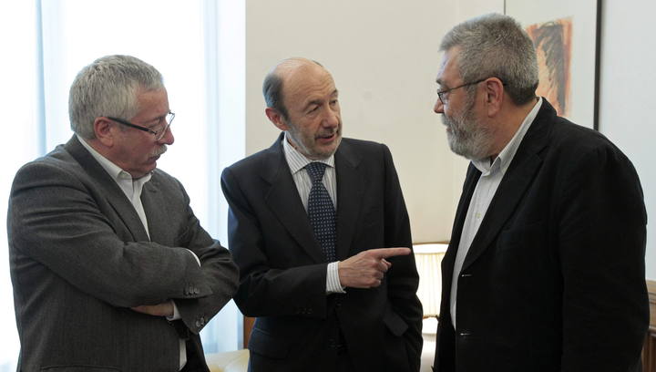 Los secretarios generales de CC.OO., Ignacio Fern&aacute;ndez Toxo, y de UGT, C&aacute;ndido M&eacute;ndez, durante la reuni&oacute;n que han mantenido con el secretario general del PSOE, Alfredo P&eacute;rez Rubalcaba