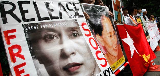 Seguidores de Aung San Suu Kyi ante la embajada birmana en Tokio