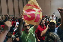 Seguidores del presidente venezolano, Hugo Ch&aacute;vez, celebran el 's&iacute;' del refer&eacute;ndum