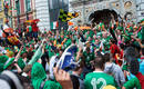 Seguidores de Espa&ntilde;a y Irlanda confraternatizan