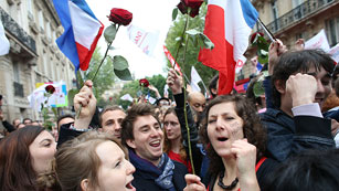 Ver v&iacute;deo  'Los seguidores de Hollande celebran la victoria en la sede socialista'