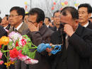 Seguidores de Kim Jong-il lloran durante los actos del centenario del fundador del r&eacute;gimen, Kim Il Sung.