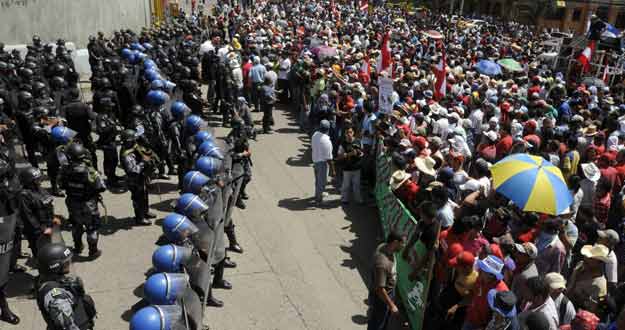 SEGUIDORES DE ZELAYA SE MANIFIESTAN FRENTE AL AEROPUERTO DE TEGUCIGALPA SEGUIDORES DE ZELAYA SE MANIFIESTAN FRENTE AL AEROPUERTO DE TEGUCIGALPA