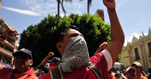 Seguidores de Zelaya protestan frente al Parlamento en Tegucigalpa