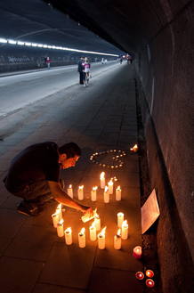Un hombre enciende velas en el t&uacute;nel de entrada a la Loveparede, donde el s&aacute;bado murieron aplastadas 20 personas.