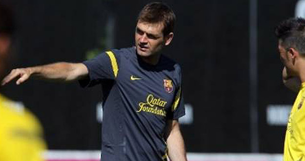 El segundo entrenador del Bar&ccedil;a, Tito Vilanova, durante la sesi&oacute;n de entrenamiento con el equipo.