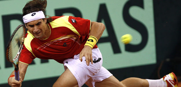 El espa&ntilde;ol David Ferrer devuelve una bola al argentino Juan Mart&iacute;n Del Potro