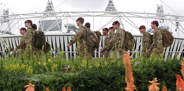 Soldados brit&aacute;nicos pasan junto al estadio Ol&iacute;mpico de Londres, Inglaterra