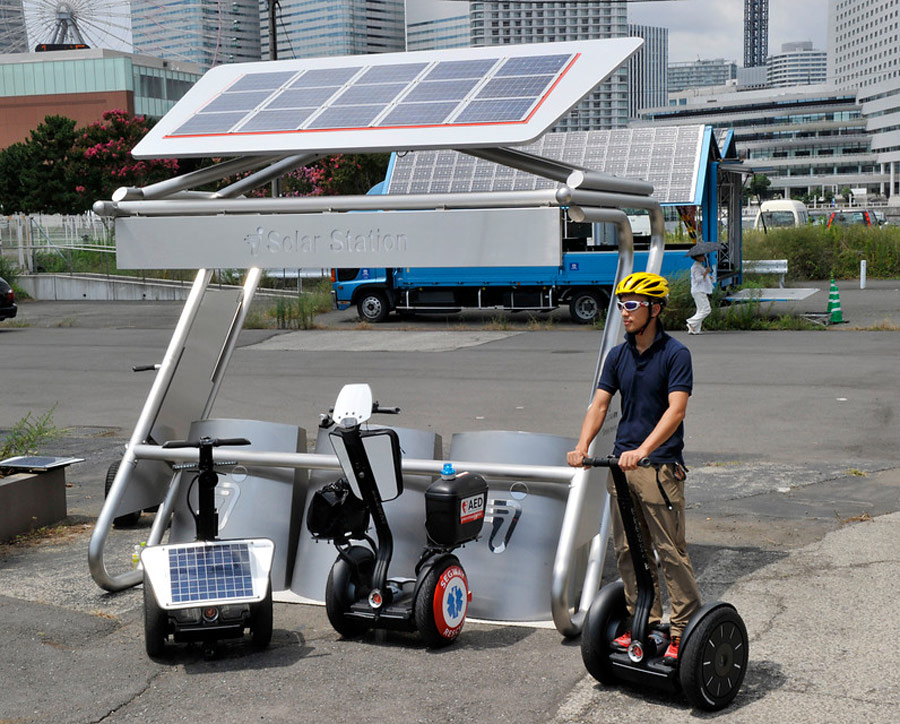 Un Segway eléctrico recargable con energía solar