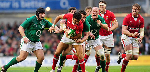 El jugador de Gales, Mike Phillips, defiende el bal&oacute;n ante los jugadores de Irlanda.
