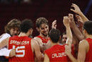 Los jugadores espa&ntilde;oles celebran su c&oacute;modo triunfo ante Angola.