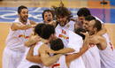 La selecci&oacute;n de baloncesto celebra su victoria en la semifinal.