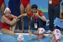 La selecci&oacute;n espa&ntilde;ola femenina de waterpolo con su entrenador Miguel Oca durante su primer partido ante China