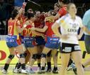 La selecci&oacute;n femenina de balonmano dio la sorpresa en el Europeo de Macedonia al meterse en la final, la primera en su historia, al ganar a Alemania por 32-29.