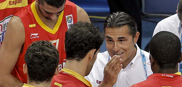 El seleccionador del conjunto espa&ntilde;ol Sergio Scariolo (c) da instrucciones a los jugadores de la selecci&oacute;n espa&ntilde;ola, de izquierda a derecha, Rudy Fern&aacute;ndez, Juan Carlos Navarro, Jos&eacute; Manuel Calder&oacute;n y Serge IBaka