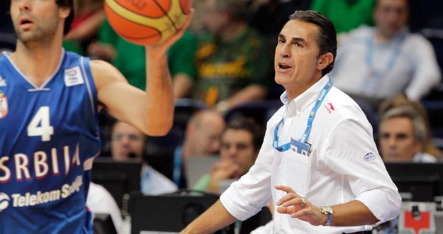 El seleccionador nacional de baloncesto, Sergio Scariolo, durante el encuentro ante Serbia en el Eurobasket 2011.
