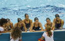 La seleccionadora del equipo espa&ntilde;ol de nataci&oacute;n sincronizada, Anna Tarr&eacute;s, (dch, de blanco) conversa con las nadadoras durante un entrenamiento hoy, 2 de agosto de 2012.