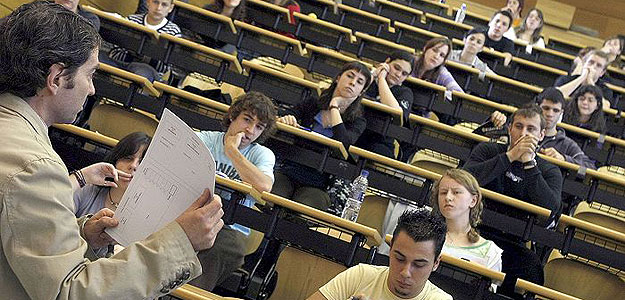 Un miembro de un tribunal de Selectividad explica a los alumnos las normas para hacer uno de los ex&aacute;menes.