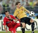 Fernando Torres pelea un bal&oacute;n con el defensa Sergei Ignashevich, de Rusia.