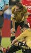 El delantero de la selecci&oacute;n espa&ntilde;ola David Villa permanece en el suelo lesionado en presencia de Fernando Torres.