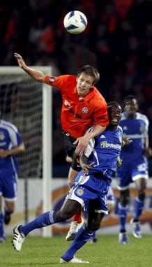 El defensa del Shakhtar Donetsk, Mykola Ischenko, lucha por la bola con el guineano Ismael Bangoura del Dynamo de Kiev.