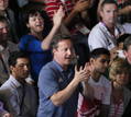 El primer ministro brit&aacute;nico David Cameron anima durante el combate de semifinales femeninas de peso mosca 61 kg de los Juegos Ol&iacute;mpicos de Londres 2012.