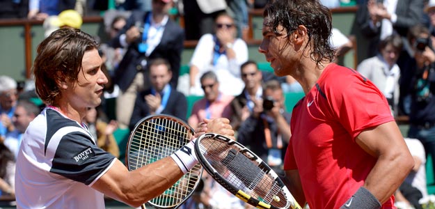 El tenista español Rafael Nadal (d) saluda a su compatriota David Ferrer (i) tras derrotarle en la semifinal El tenista español Rafael Nadal (d) saluda a su compatriota David Ferrer (i) tras derrotarle en la semifinal