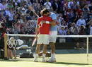 El tenista suizo Roger Federer saluda al argentino Juan Mart&iacute;n del Potro tras derrotarle en la semifinal de la competici&oacute;n ol&iacute;mpica de tenis disputada en Wimbledon.