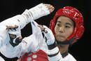 La taekwondista tailandesa Chanatip Sonkham durante el combate contra la espa&ntilde;ola Brigitte Yag&uuml;e, durante las semifinales de -49 kilos del torneo de taekwondo.