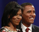 El senador Barack Obama con su mujer, Michelle, al t&eacute;rmino del debate