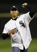 El senador de Illinois hace el primer lanzamiento antes del partido entre los White Sox y Los Angeles en Chicago.