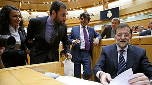 Ver v&iacute;deo  'Un senador regala un casco a Rajoy para que se implique en la crisis minera'