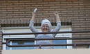 Una se&ntilde;ora desde el balc&oacute;n celebra que le ha tocado el quinto premio de la Loter&iacute;a de Navidad.