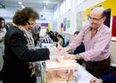 Una se&ntilde;ora vota en uno de los colegios electorales