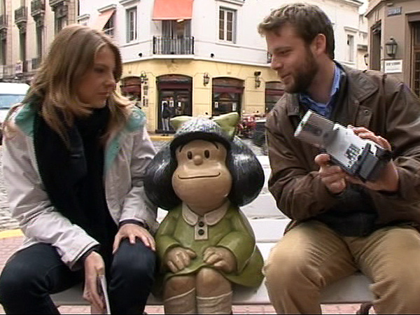 Sentada en el banco, Mafalda invit&oacute; a nuestros presentadores a hacerle compa&ntilde;&iacute;a - Buscamundos