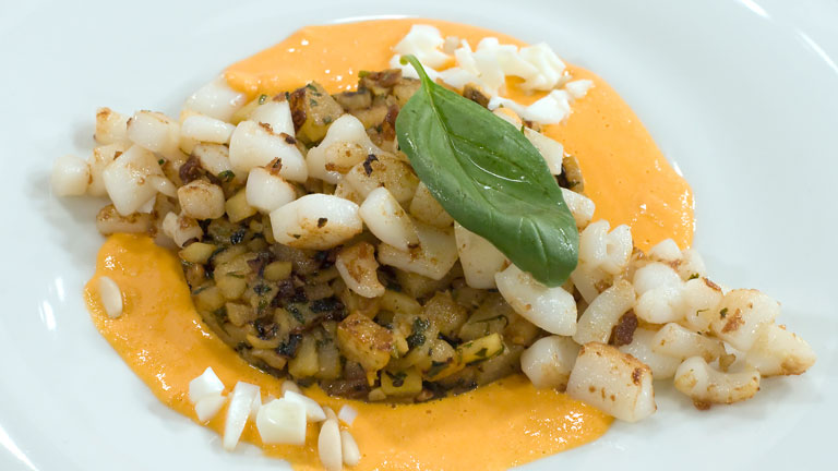 Saber Cocinar - Sepia a la plancha con manzana y peras al ajillo